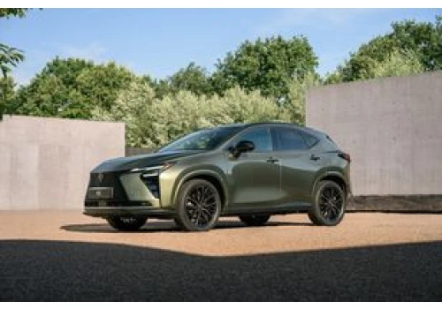 Lexus odświeżył NX-a. Ma nowe wnętrze i jeszcze oszczędniejszą hybrydę
