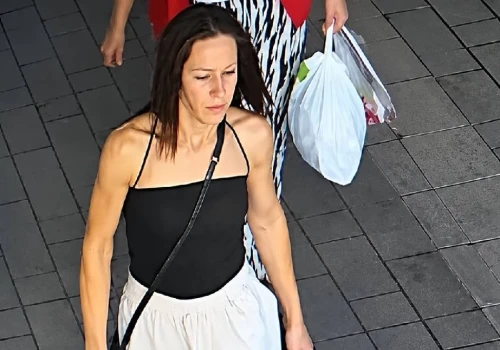 Policja szuka tej kobiety. Chodzi o torbę z laptopem pozostawioną na dworcu PKP w Koninie
