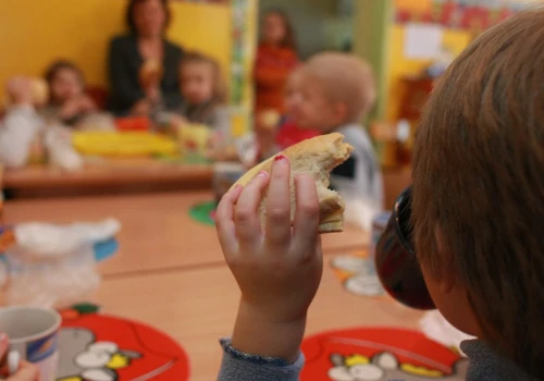 Dieta planetarna wchodzi do szkół i przedszkoli. Matka: Będę musiała szykować dla córki śniadaniówkę
