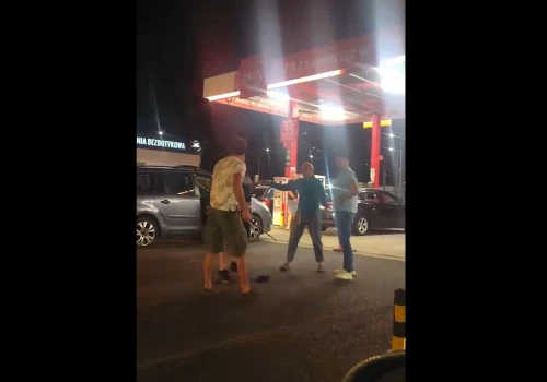 Policjanci pobili się na stacji o tanie paliwo. Wyrzucili ich z roboty