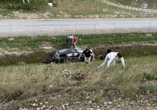 Osobówka spadła z nasypu na S19 po kolizji z innym autem. Ruch zablokowany w obu kierunkach