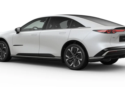 Mazda 6e ulepszona w roczniku (2027). Kto już kupił wersję Long Range, wybrał fatalnie. CENA od 202 500 złotych