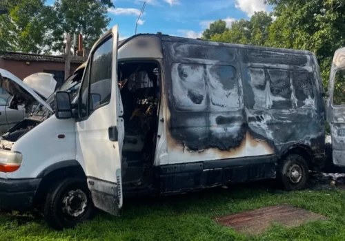 Płomienie w Uśniku. W ogniu stanął dostawczy Renault Master