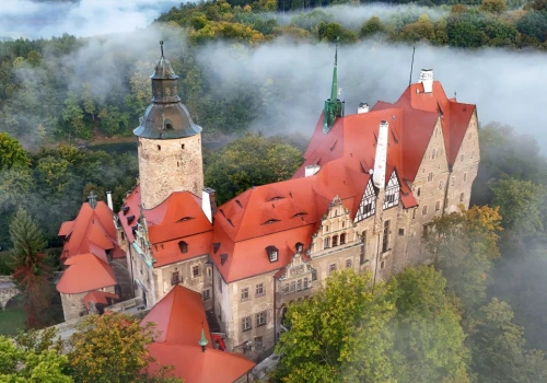 Ten zamek to numer 1 w Polsce na jesień. Nazywają go polskim Hogwartem