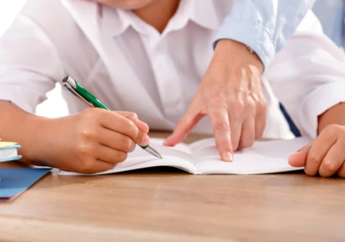 Ekspert: W Polsce nie ma darmowej edukacji. Biało-czerwony pasek kupuje się rynkiem korepetycji