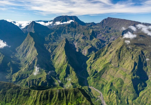 ✨Tam, gdzie góry spotykają Ocean Indyjski 🌊⛰️ Loty na Reunion z dwóch miast od 2750 PLN 😍