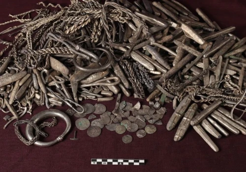 Odkrył niezwykły skarb wikingów. 18,5 kg srebra czekało w ziemi od 1100 lat