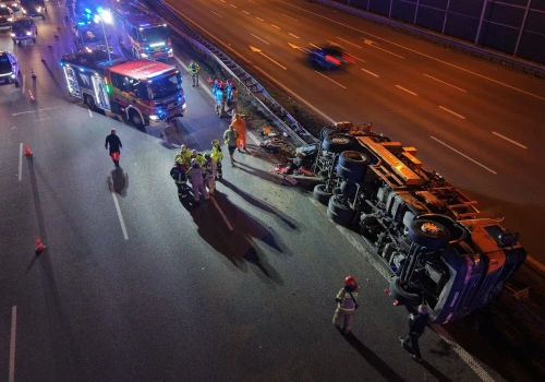 Zderzenie ciężarówki z BMW na A2. Są duże utrudnienia w ruchu