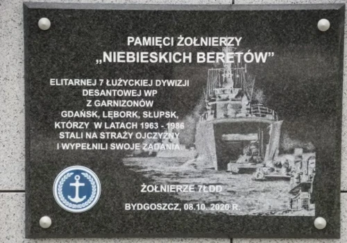 Weterani ,,niebieskich beretów” domagają się przywrócenia tablicy. Wieloletni spór z IPN