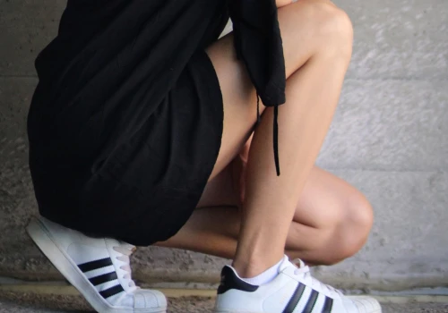 Te sukienki dresowe pasują do sneakersów i kozaków. Jesienią będziesz nosić je na okrągło