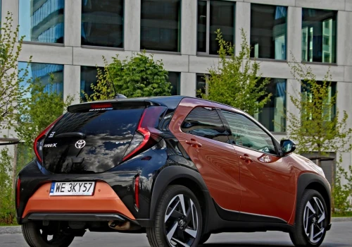 Najtańsza Toyota pali tyle co nic. Maluch zaskakuje napędem i cenami
