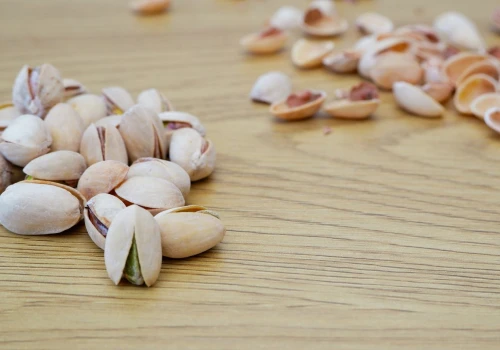 Zjadłaś pistacje? Zachowaj łupiny, bo w doniczce mogą zastąpić jeden popularny dodatek