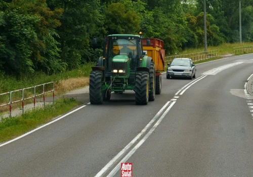 Traktor jedzie bardzo wolno, a na jezdni jest podwójna ciągła. Czy można go wyprzedzić?