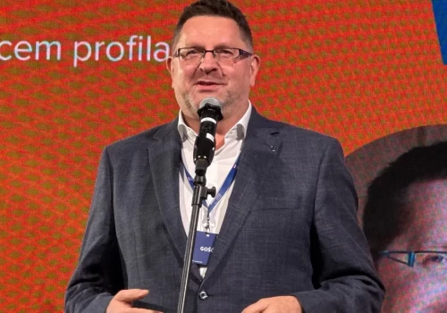 „Młodzi powinni mieć pełną wiedzę o zagrożeniach”. Ks. Arkadiusz Nowak o edukacji zdrowotnej, seksualnej, HIV i prawach pacjentów