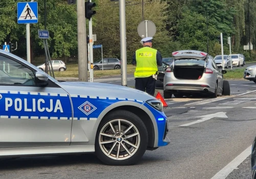 Zderzenie dwóch Fordów na ul. Głębokiej. Jedna osoba poszkodowana
