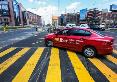 Kierowcy z Polski pozywają Ubera. Twierdzą, że algorytm obniżał ich wynagrodzenia. 