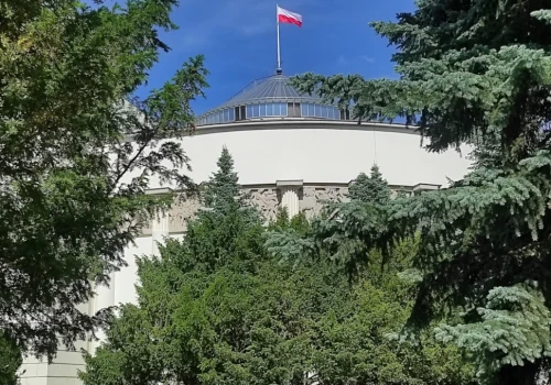 Gorący dzień w sejmowych komisjach. Finanse NFZ i nowe zasady reklamy aptek