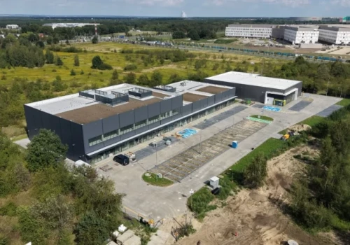 Park handlowy na zachodzie Wrocławia prawie gotowy. W cieniu wielkiego szpitala