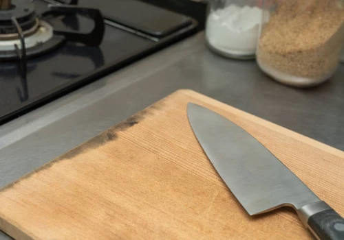 Drewniana czy plastikowa? Która deska do krojenia jest bezpieczniejsza