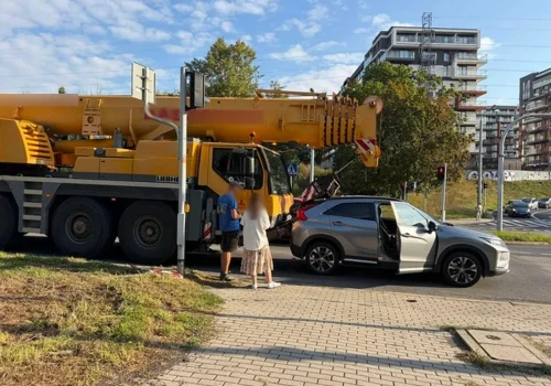 Zderzenie dźwigu z samochodem osobowym na ul. Głębokiej. Jeden pas jest zablokowany