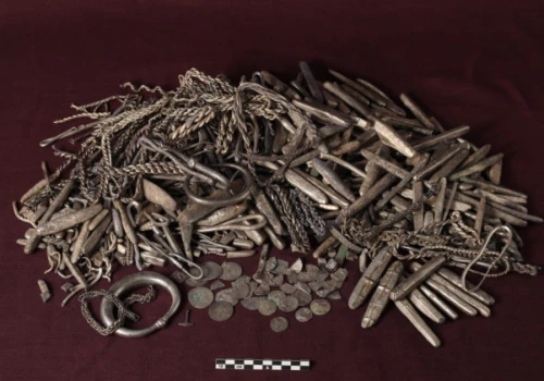 18,5 kg srebra i młot Thora w przydomowym ogródku. Historyczne znalezisko