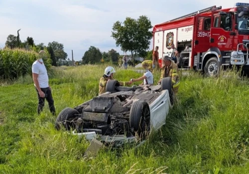 Dachowanie BMW w Szczytnikach. Kierowca prawdopodobnie zasnął za kierownicą