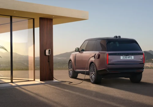 Range Rover Electric oficjalnie. Ma około 599 km zasięgu i baterię 118,5 kWh