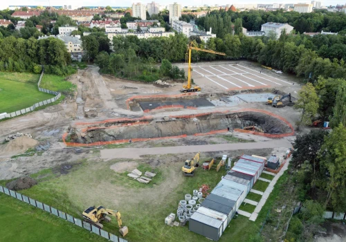 Ciężki sprzęt opanował dawny stadion. Wielka inwestycja przy al. Sybiraków nabiera tempa