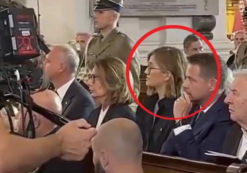 Nagrali Biejat w kościele, w sieci burza! Ksiądz wszystko wyjaśnił. „Klęka się przed Bogiem”