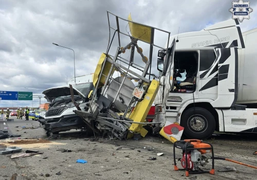 Katastrofa na autostradzie A1 pod Częstochową. 31-letni kierowca z zarzutami, w kabinie znaleziono cudze karty