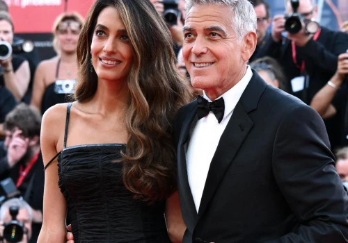 Skrzydła, vintage Armani i obłędna Amal Clooney. Tak wyglądała gala otwarcia festiwalu w Wenecji 2026