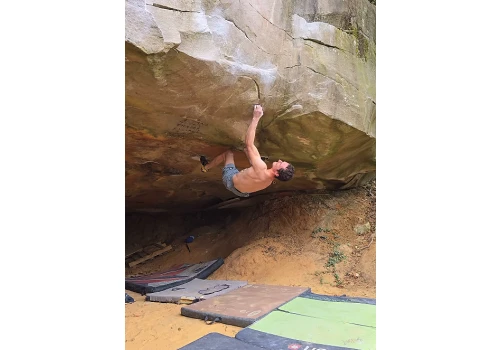 Adam Ondra otwiera „Little Boy du Fond” 8B+/C (albo nietrudne 8C)