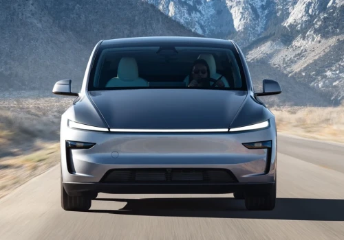 Tesla Model Y klęka na robocie. Użytkownicy liczą palce