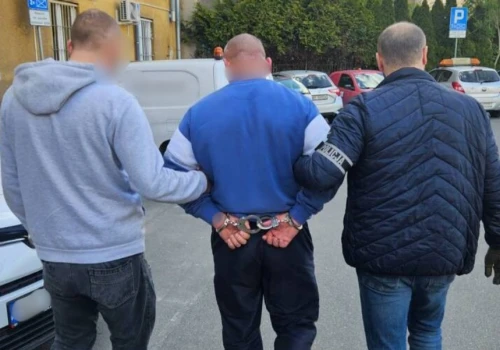 Romeo z Opola zabrany w kajdankach od Julii z Radomia