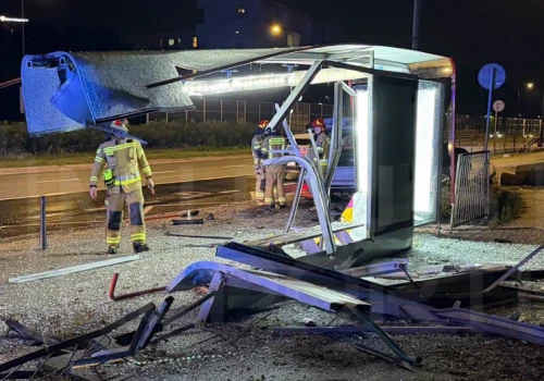 26-letni kierowca BMW skasował przystanek w Warszawie. Na szczęście wiata była pusta