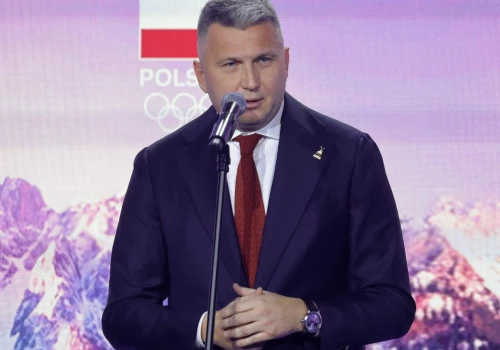 Media: Żona-modelka posła PIS zatrudniona w PKOl. Za zadawnie pytań - blokada