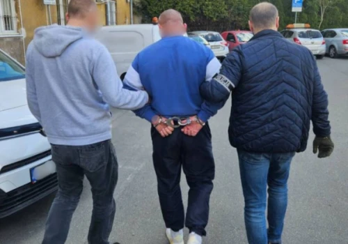 „Romeo z Radomia” wyznał miłość w kajdankach. Policja udostępniła scenę balkonową