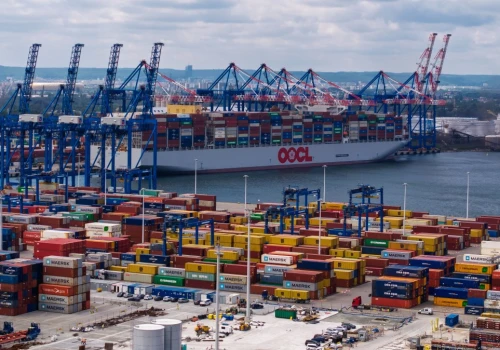 Gigant w Baltic Hub w Gdańsku. Największy taki kontenerowiec świata