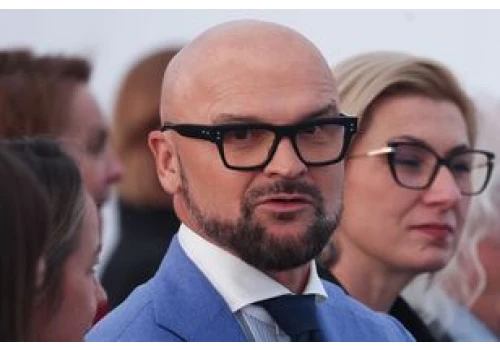 Brzoska ponownie uderza w Metę. Pokazał klipy z Nawrockim i Bosakiem