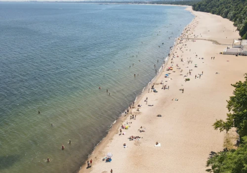 Dramatyczne odkrycie nad Bałtykiem. Na plaży w namiocie leżało ciało