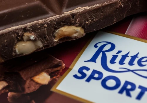 Ritter Sport okleja czekoladę. Wyjaśniamy, co musi zakryć i dlaczego
