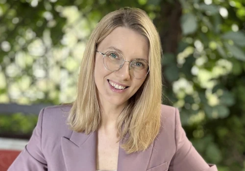 „Dojrzewanie w sieci”. Justyna Kaczmarczyk: Wiele niebezpiecznych zjawisk nie dzieje się wcale w odmętach darknetu