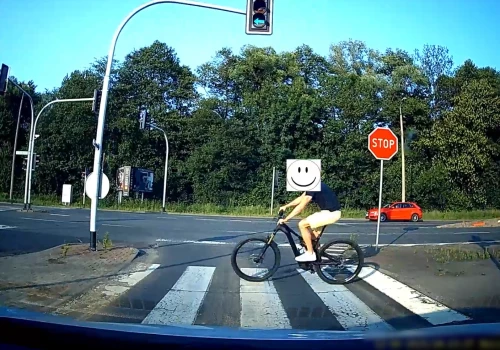 Typowy rowerzysta, który pcha się w gips