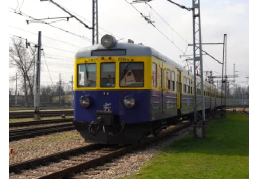 Najstarszy kursujący pociąg elektryczny „Babcia” po remoncie wraca na tory