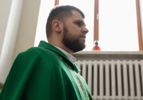 Jedna lekcja religii to dla Kościoła za mało. Biskup zapowiada kolejną walkę o więcej katechezy