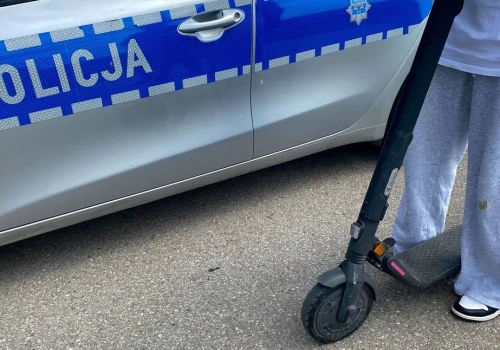 Jechał bez kasku, za to z pasażerem. 15-latek na hulajnodze zatrzymany w Ciechanowie