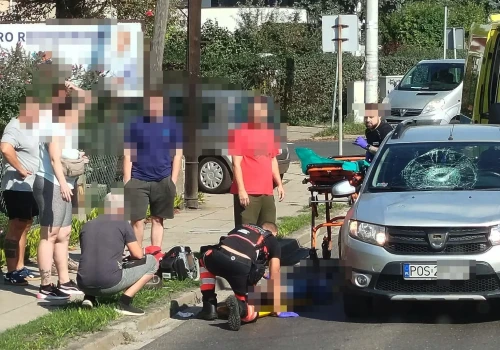 Dramat na ostrowskiej ulicy! 24-letnia rowerzystka walczy o życie. Uderzyła głową w szybę samochodu