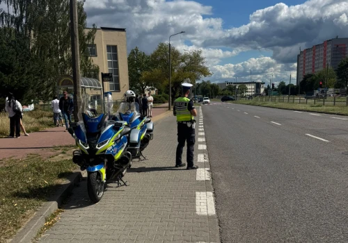Policjanci czuwają nad bezpieczną drogą dzieci do szkoły