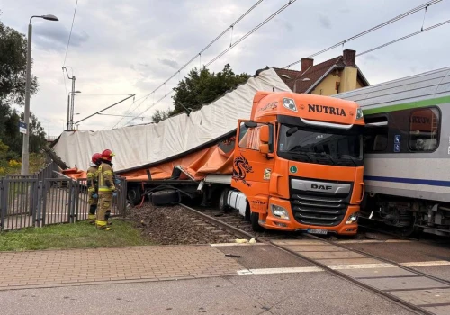 Groźny wypadek w Gdańsku. Pociąg zderzył się z ciężarówką