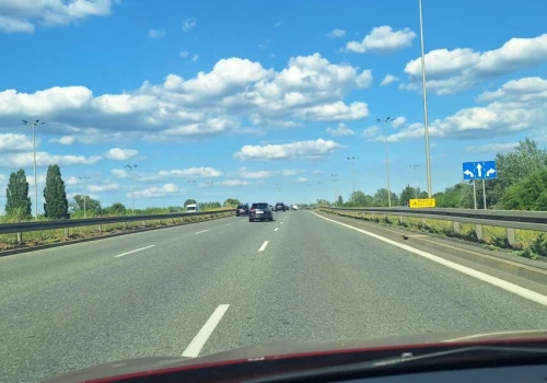 Wyprzedzanie z prawej strony. Kiedy wolno, a kiedy kierowca może dostać mandat?